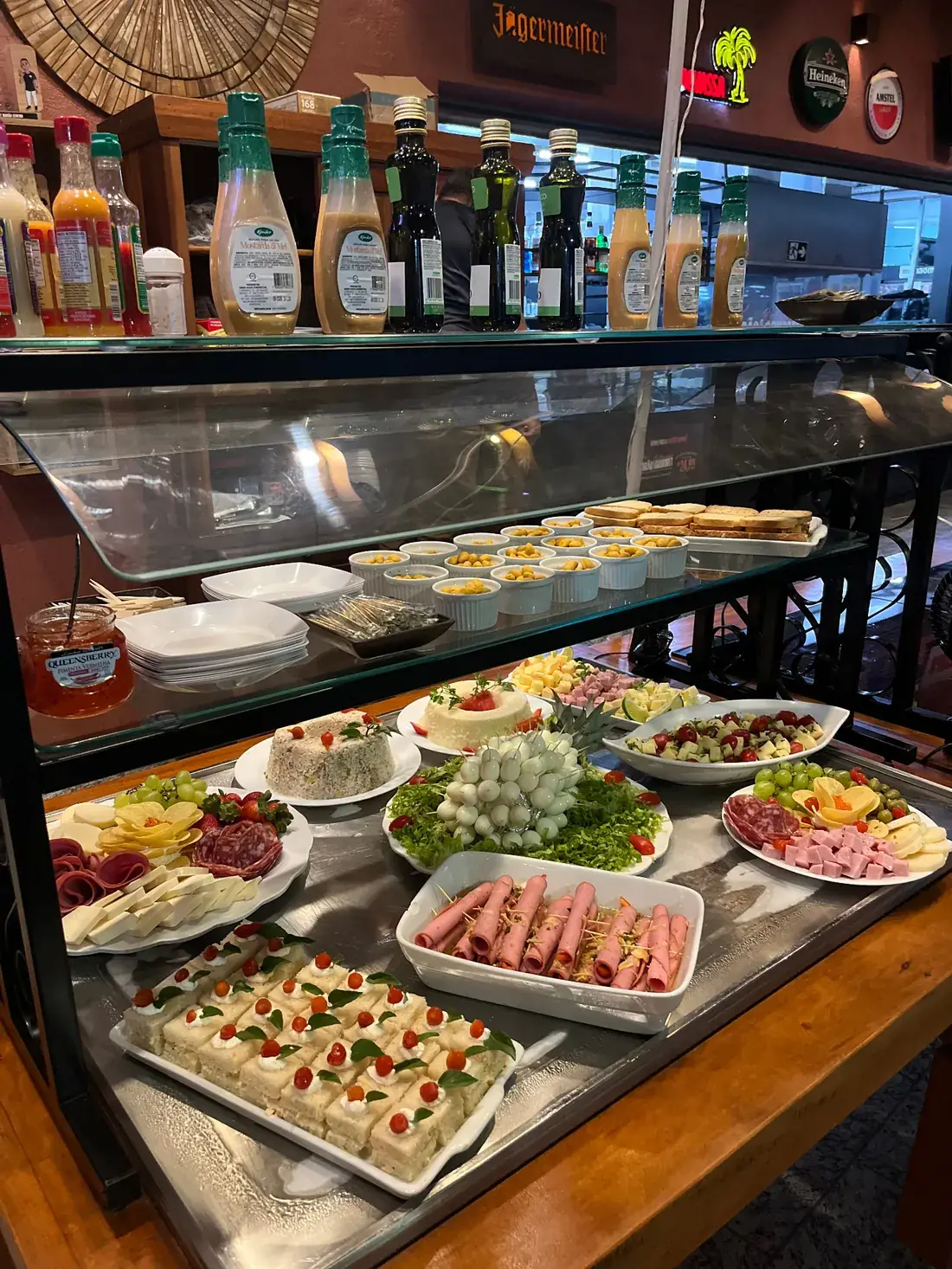 Buffet preparado pela equipe do Gourmet Barão