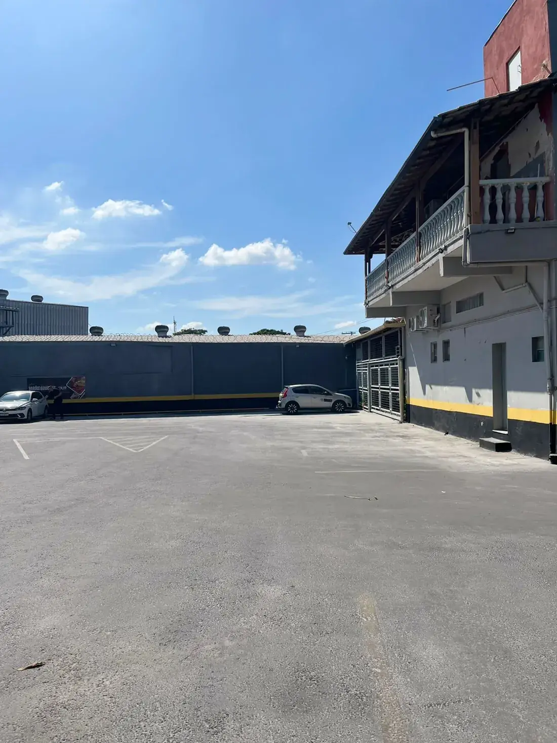 Vista do estacionamento privativo